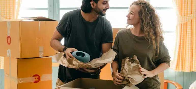 couple packing